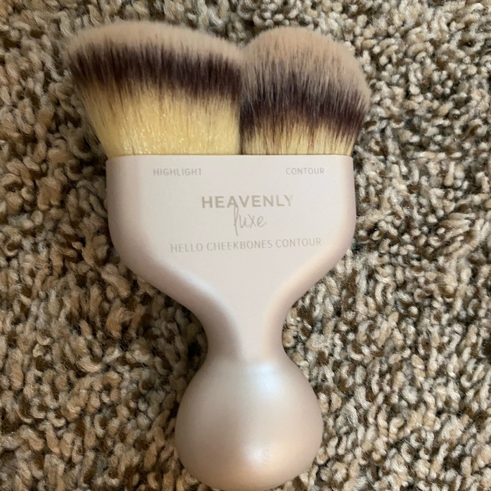 Bronzing and highlighting brush